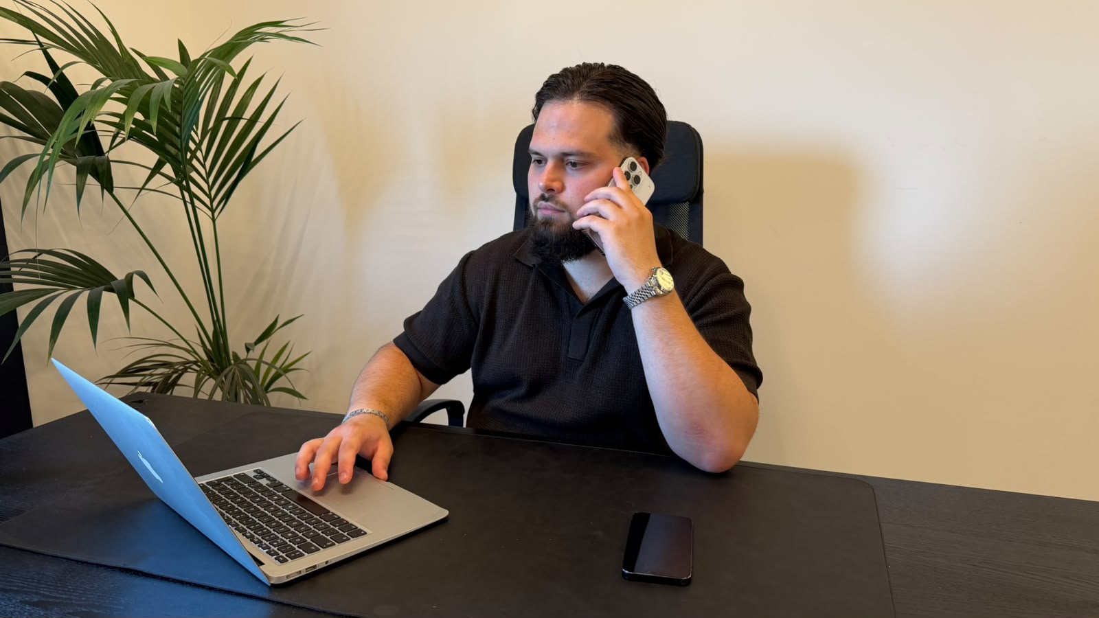 Tufeyil aan de telefoon in het Berfume-kantoor